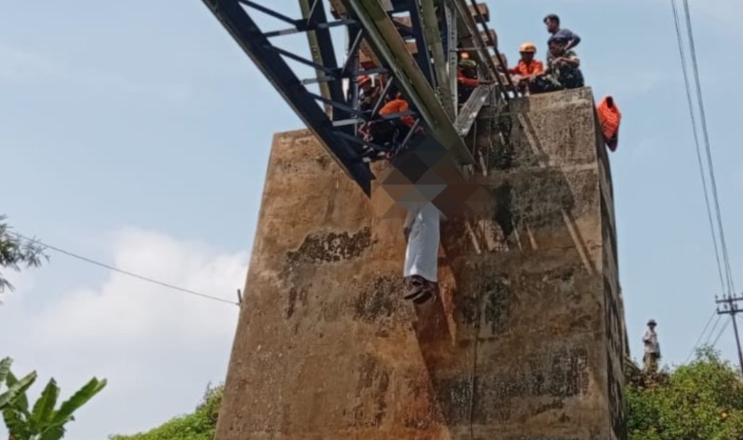 pria tergantung di rel kereta ciawi tasikmalaya - berita tasikmalaya lintas priangan