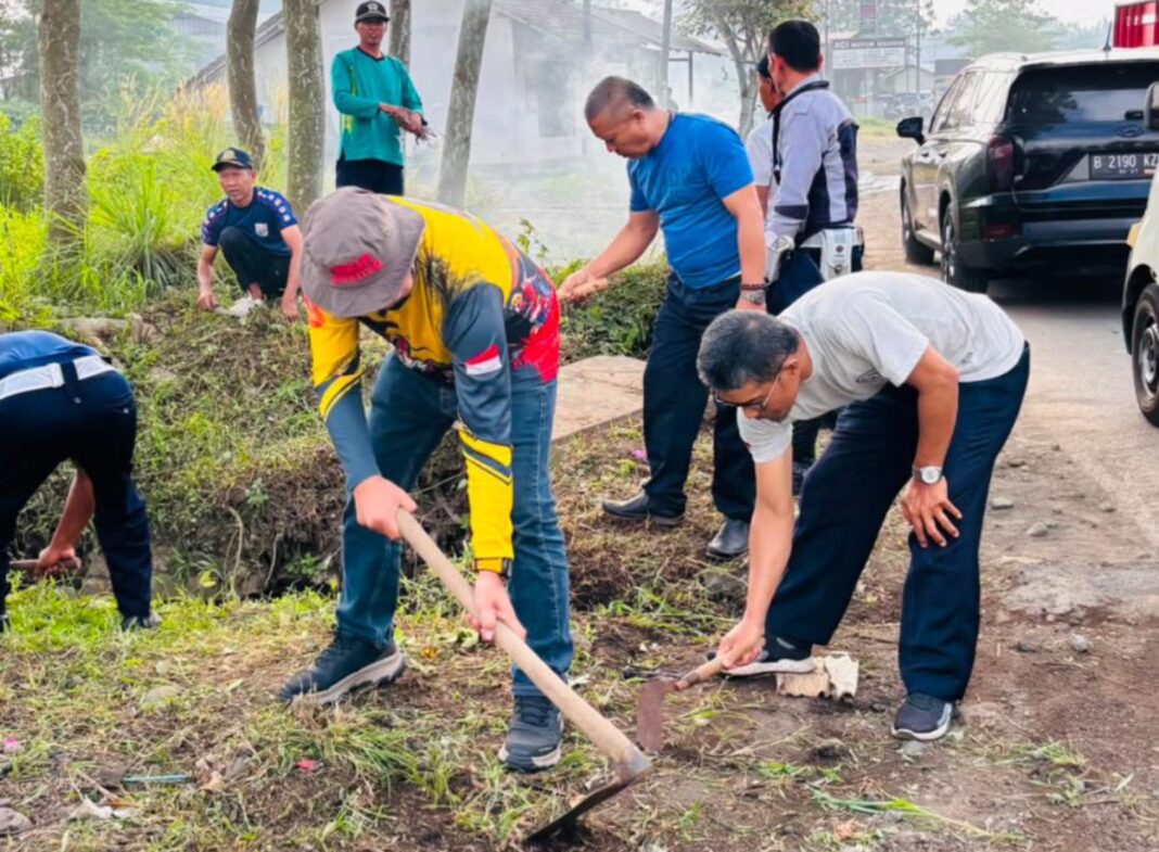 viman bersih-bersih jalan lingkungan - berita tasikmalaya lintas priangan