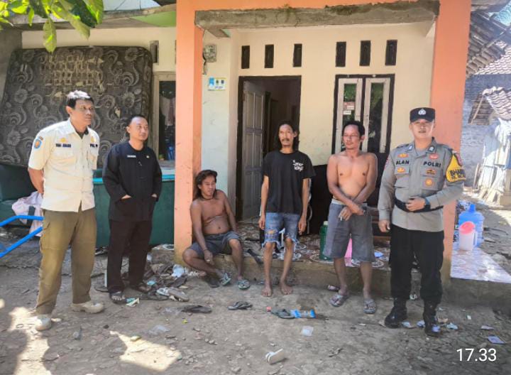 Bhabinkamtibmas Purwaharja Sambangi Warga