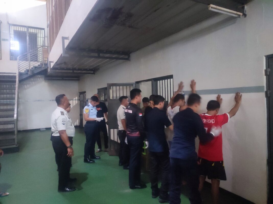 Razia Kamar Hunian Lapas Banjar