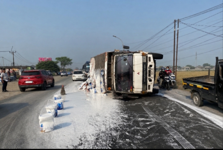 Truk Terguling di Karawang - lintaspriangan