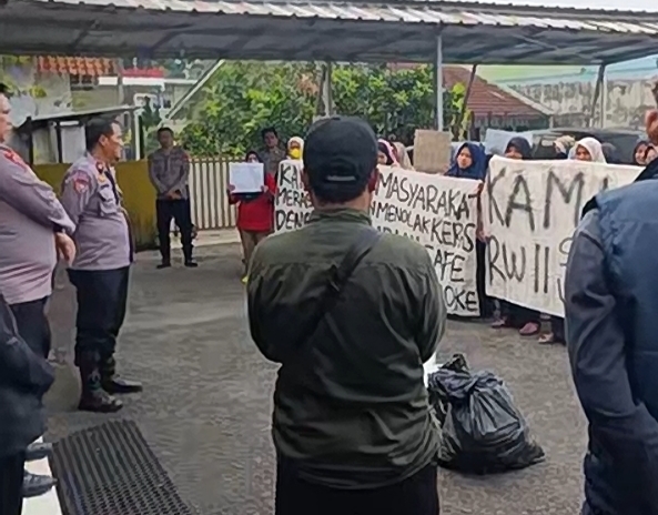 Warga protes Karaoke di Indihiang Tasikmalaya - lintas priangan