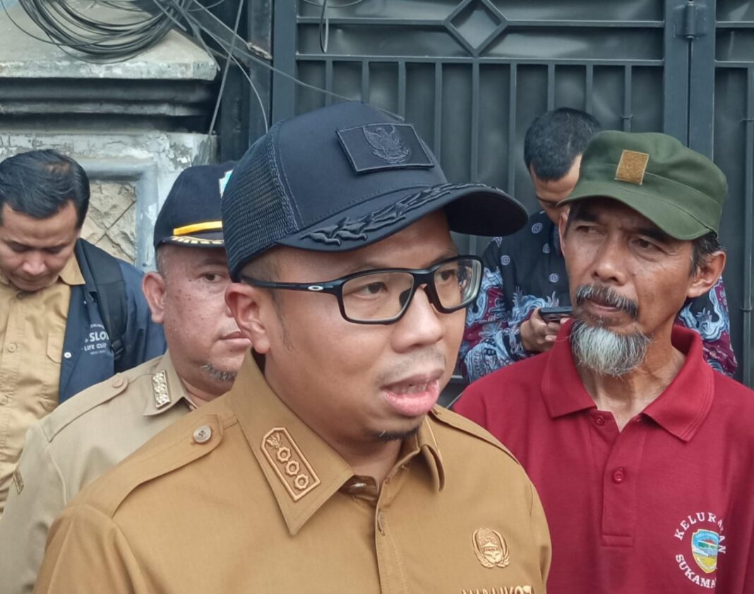 buang sampah ke sungai Tasikmalaya