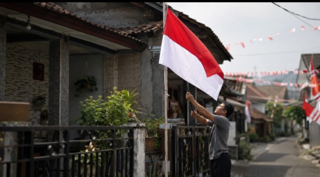 etika memasang Merah Putih