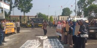 Aksi Demo Camat Indihiang Berakhir Damai, Ini Hasil Dialog Warga dengan Camat Aksi Demo Camat Indihiang Berakhir Damai-lintas priangan