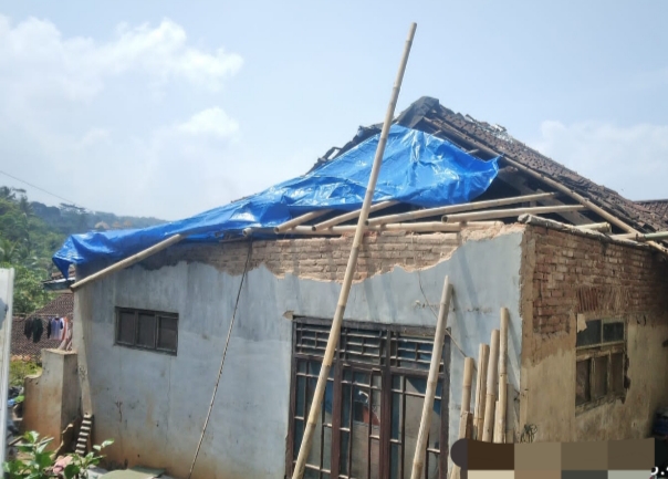 Atap Rumah Warga Rancah - lintas priangan