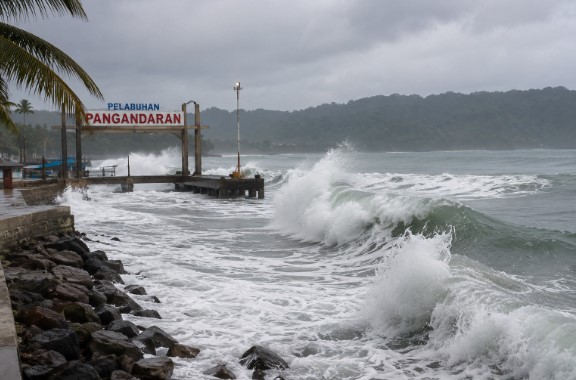 Gelombang Pangandaran Tinggi