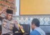 Kapolsek Cibatu Garut Pecahkan Botol Miras di Depan Pedagang, 308 Botol Disita Polisi Kapolsek Cibatu Garut - lintas priangan
