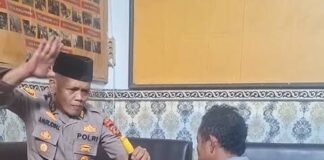 Kapolsek Cibatu Garut Pecahkan Botol Miras di Depan Pedagang, 308 Botol Disita Polisi Kapolsek Cibatu Garut - lintas priangan
