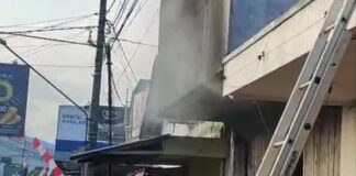 Kebakaran Ruko di Banjarsari Ciamis, Toko Elektronik Hangus dan Kerugian Capai Rp1,5 Miliar Kebakaran Ruko di Banjarsari Ciamis - lintas priangan