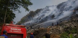Kebakaran TPA Nangkaleah Belum Padam, Asap Masuk Permukiman Warga kebakaran TPA Nangkaleah
