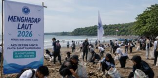 Menghadap Laut 2026 Digelar di Pangandaran, Relawan Bersihkan Pantai 15 Agustus Menghadap Laut 2026