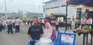 Usai Kecelakaan, Yoyo Kembali Jualan Cilok Berkat Bantuan Kapolda Jabar