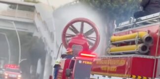 “Kami Tahu Ini Tak Akan Menghentikan Abu”, Damkar Bersihkan Jalan yang Terdampak Erupsi Anak Krakatau Erupsi anak Krakatau - lintas priangan