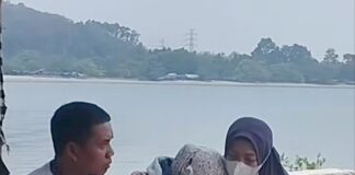 Ibunda Tuang Air ke Laut Carita, Doa Mengiringi Pencarian 5 Jurnalis Hilang Ibu salah satu 5 jurnalis hilang - lintas priangan