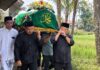 Dedi Mulyadi Ikut Gotong Keranda Kanaya Whu hingga Liang Lahat di Cisayong Pemakaman Kanaya Whu Cisayong - lintas priangan