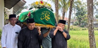 Dedi Mulyadi Ikut Gotong Keranda Kanaya Whu hingga Liang Lahat di Cisayong Pemakaman Kanaya Whu Cisayong - lintas priangan