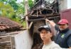Rumah Lapuk Ambruk Timpa Rumah di Baregbeg Ciamis, Dua Bangunan Rusak Rumah Lapuk Ambruk Ciamis - lintas priangan