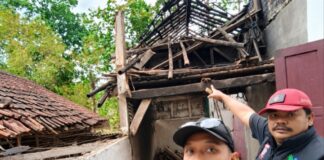 Rumah Lapuk Ambruk Timpa Rumah di Baregbeg Ciamis, Dua Bangunan Rusak Rumah Lapuk Ambruk Ciamis - lintas priangan