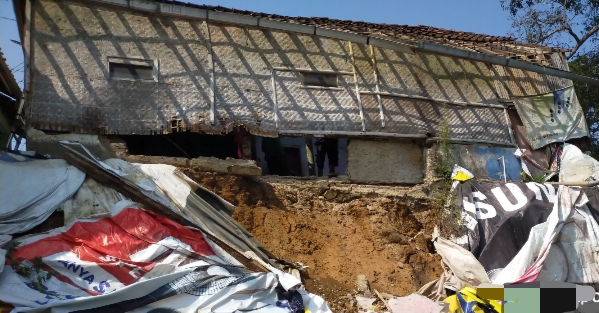 Rumah ambruk di Cihaurbeuti Ciamis - lintas priangan