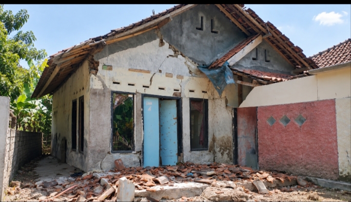 Rumah ambruk usai gempa- lintas priangan