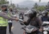 Antisipasi Abu Vulkanik Pangandaran, Polisi Bagikan Masker kepada Pengendara abu vulkanik Pangandaran