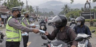 Antisipasi Abu Vulkanik Pangandaran, Polisi Bagikan Masker kepada Pengendara abu vulkanik Pangandaran