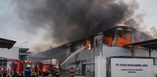 Kebakaran Pabrik Losarang Padam Setelah Penanganan Berjam-jam, Penyebab Belum Dipastikan kebakaran pabrik Losarang