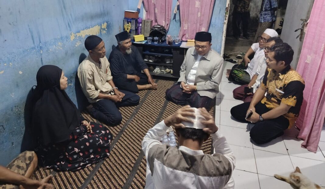 ketua dprd kota tasikmalaya aslim menjenguk keluarga ikram maulana