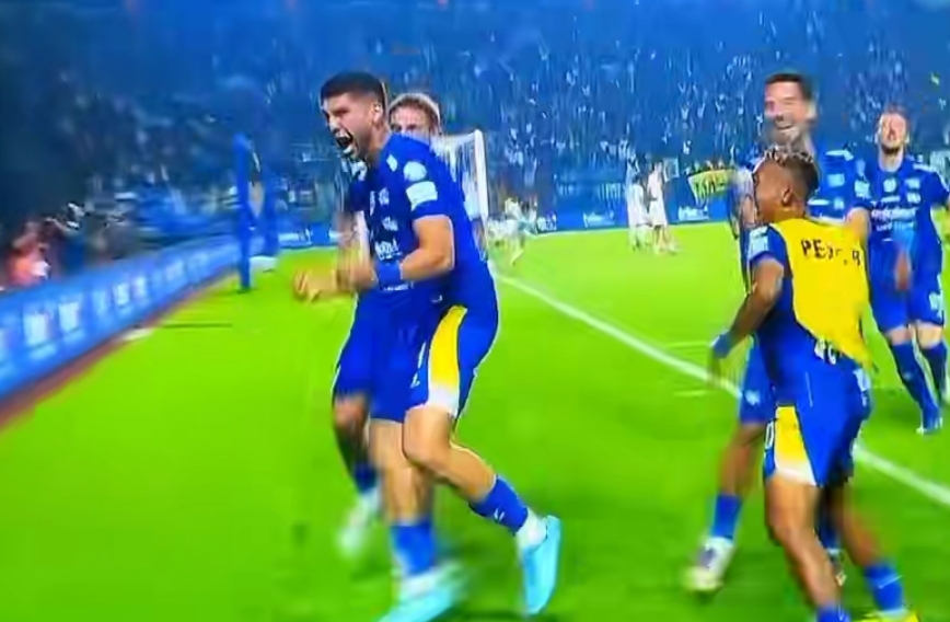 Persib Bandung vs Persik Kediri - Persib