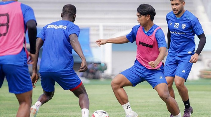 Persib vs Isenmulang - Persib