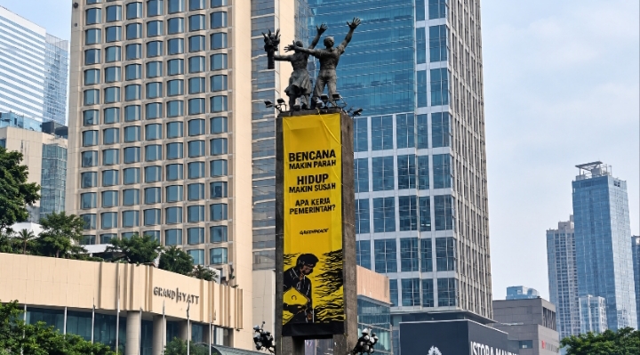 Spanduk Greenpeace Bundaran HI - Nasional